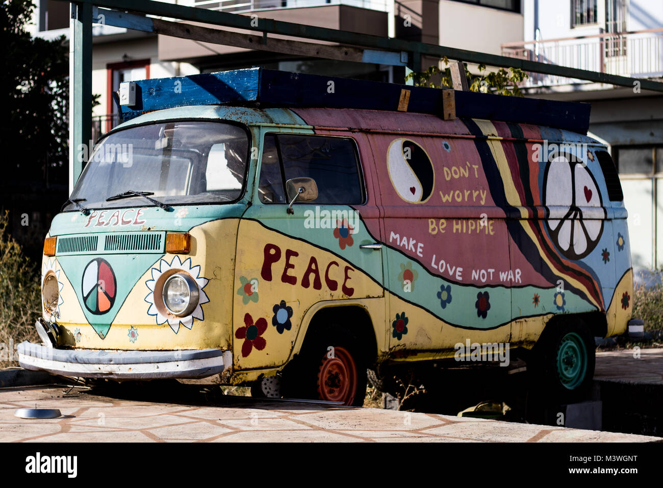 Le bus de la paix ! Au milieu de Megalopoli dans Ggreece a son histoire et les messages. Faire l'amour pas la guerre et ne vous inquiétez pas Banque D'Images