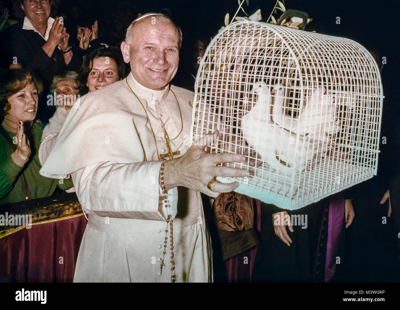 Le Pape Jean Paul II avec colombes blanches Banque D'Images