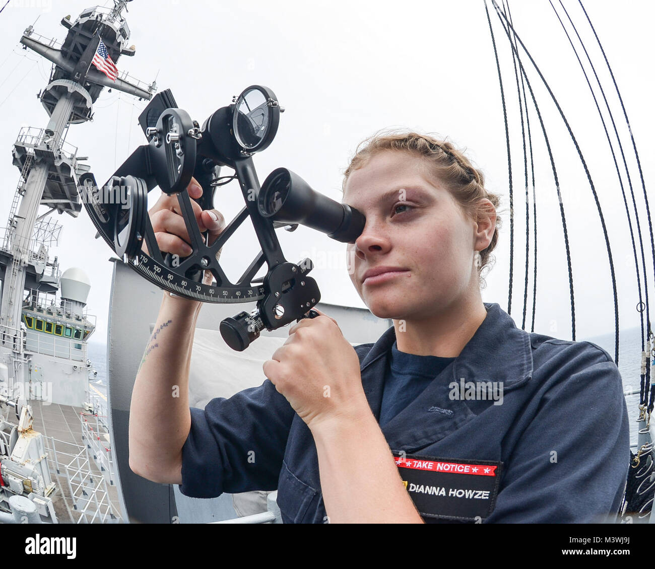 170620-N-AF263-064 OCÉAN PACIFIQUE (20 juin 2017) matelot timonier, Dianna Howze utilise un sextant pour mesurer l'angle entre le soleil et l'horizon à bord de la classe Wasp-navire d'assaut amphibie USS Essex (DG 2). Le navire effectue des certifications d'envol et les essais en mer au large de la côte de Californie du Sud. (U.S. Photo par marine Spécialiste de la communication de masse Matelot-Sabyn L. Marrs/libérés) 170620-N-AF263-064 par conservateur Photographie Banque D'Images