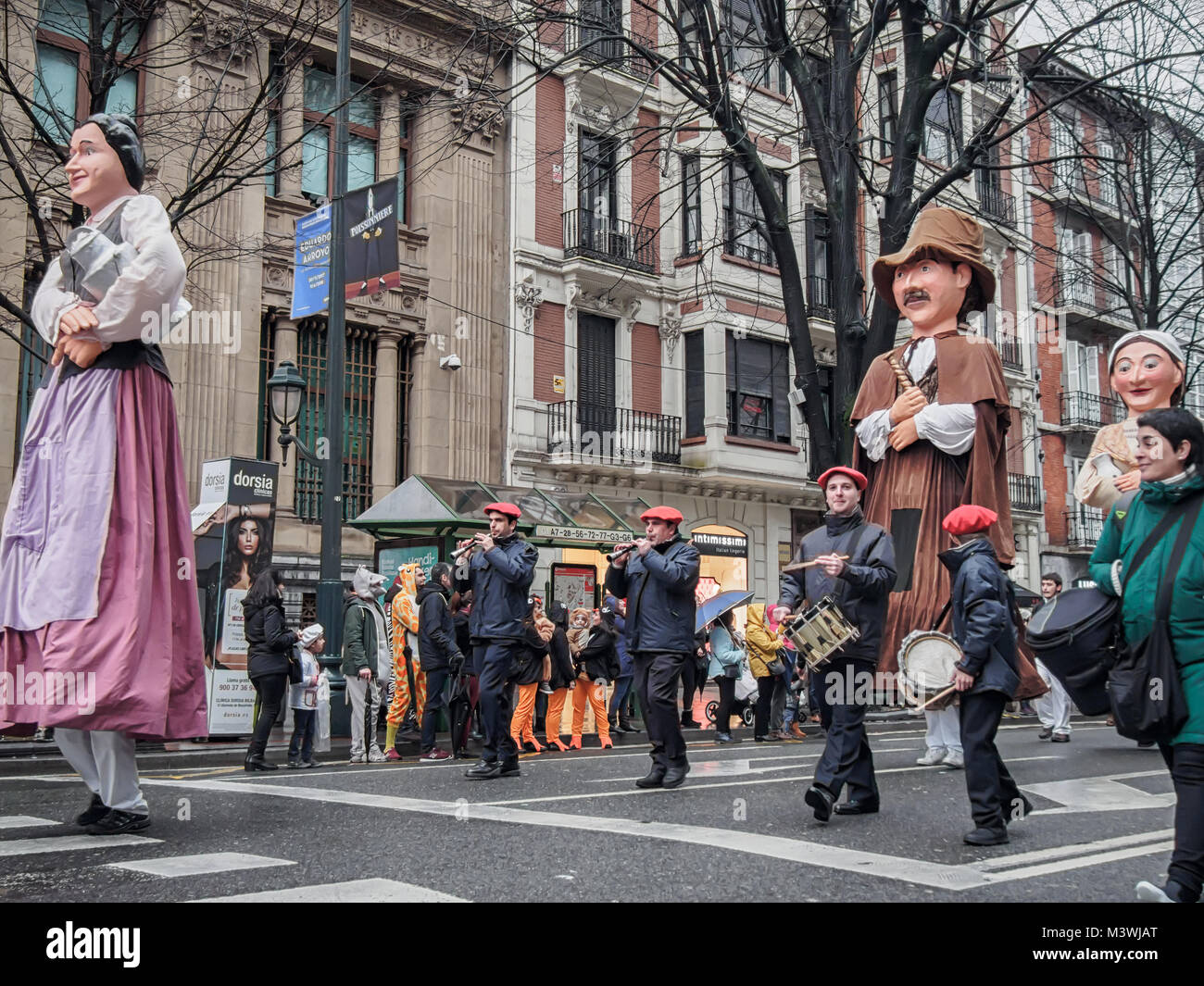 BILBAO, ESPAGNE-10 février 2018 : Procession de figures géantes dans le Carnaval Pays Basque 2018 (ou Aratusteak 2018, en langue basque). Et Zarambol Farolín Banque D'Images