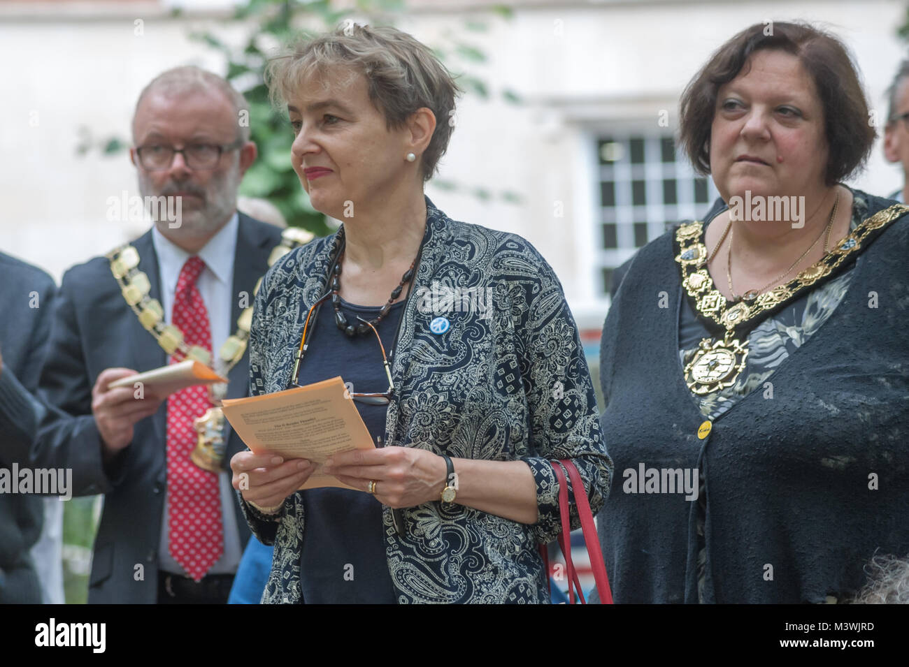 Le Président de la CND Kate Hudson avec les maires d'Islington et Camden à la commémoration annuelle qui cette année a marqué le 70e anniversaire de l'abandon de la bombe atomique sur Hiroshima. Banque D'Images