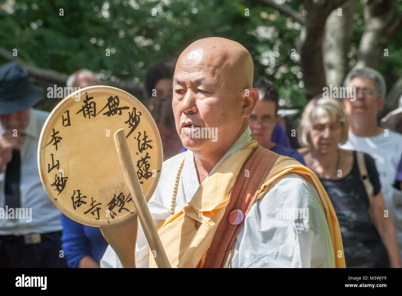 Rev. S. Nagase, moine bouddhiste à Battersea Peace Pagoda termine son contributionby de tambour à la commémoration annuelle qui cette année a marqué le 70e anniversaire de l'abandon de la bombe atomique sur Hiroshima. Banque D'Images