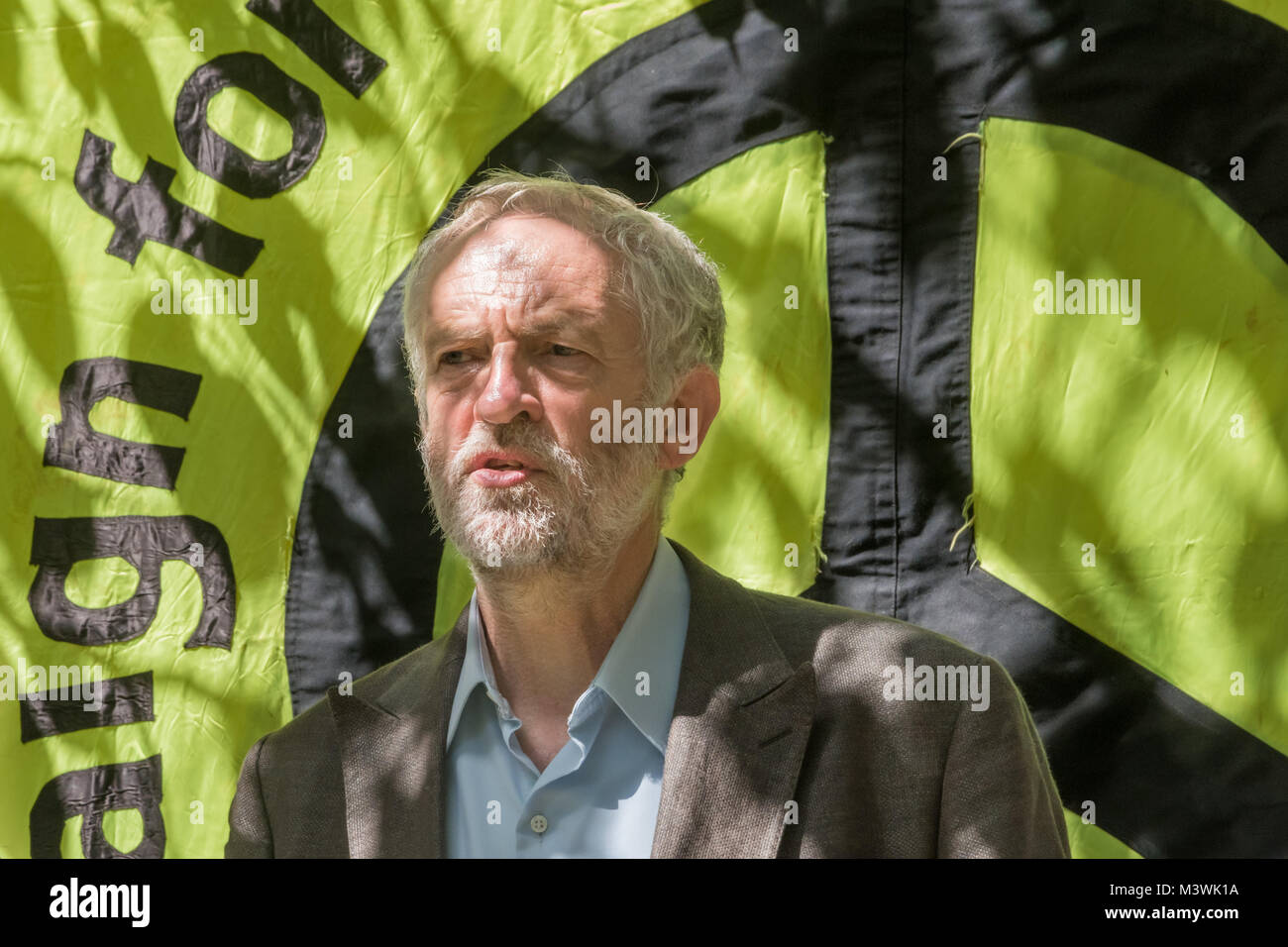 MP Jeremy Corbyn a été le principal orateur à la commémoration annuelle à Tavistock Square, qui cette année a marqué le 70e anniversaire de l'abandon de la bombe atomique sur Hiroshima. Banque D'Images