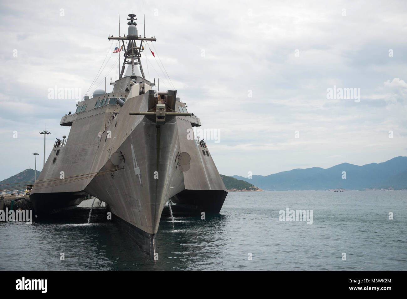 170705-N-PD309-074 La baie de Cam Ranh, Vietnam (7 juillet 2017) Le littoral lutte contre le USS Coronado (LCS 4) landes de Cam Ranh Bay au cours de l'activité Le Vietnam 2017 Engagement Naval. L'engagement est l'occasion pour les marins de la Marine américaine et la marine du peuple du Vietnam d'interagir et de partager des connaissances pour renforcer les capacités mutuelles et renforcer des partenariats solides. (U.S. Photo par marine Spécialiste de la communication de masse 3 Classe Deven Leigh Ellis/libérés) 170705-N-PD309-074 par conservateur Photographie Banque D'Images