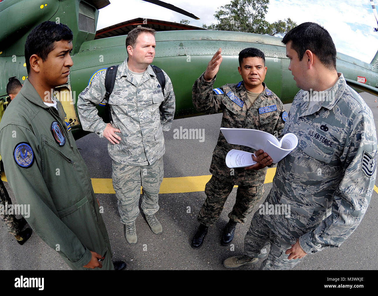 La Force aérienne du Honduras Sous-maître officiel 1ère classe Juan Carlos Rodriguez Rivas, vol en hélicoptère, chef d'équipe et capitaine principal Sgt. Jason Capot, 571 e Escadron de Conseil d'aide à la mobilité de l'équipage de l'hélicoptère et de l'air, conseiller en chef à l'écoute en tant que sous-Maître FAH officiel 2e classe Enrique Hernandez Sanchez, inspecteur, et Techniques FAH Sgt. Ruben Sigala, Banque interaméricaine Air Forces Academy instructeur, traite de la vérification du fonctionnement en vol du système radar altimètre au colonel Hernán Acosta Mejia Air Base, Tegucigalpa, Honduras, 6 février. (U.S. Photo par Tech. Le Sgt. Lesley Waters) Nous, les Forces aériennes du Honduras wo Banque D'Images