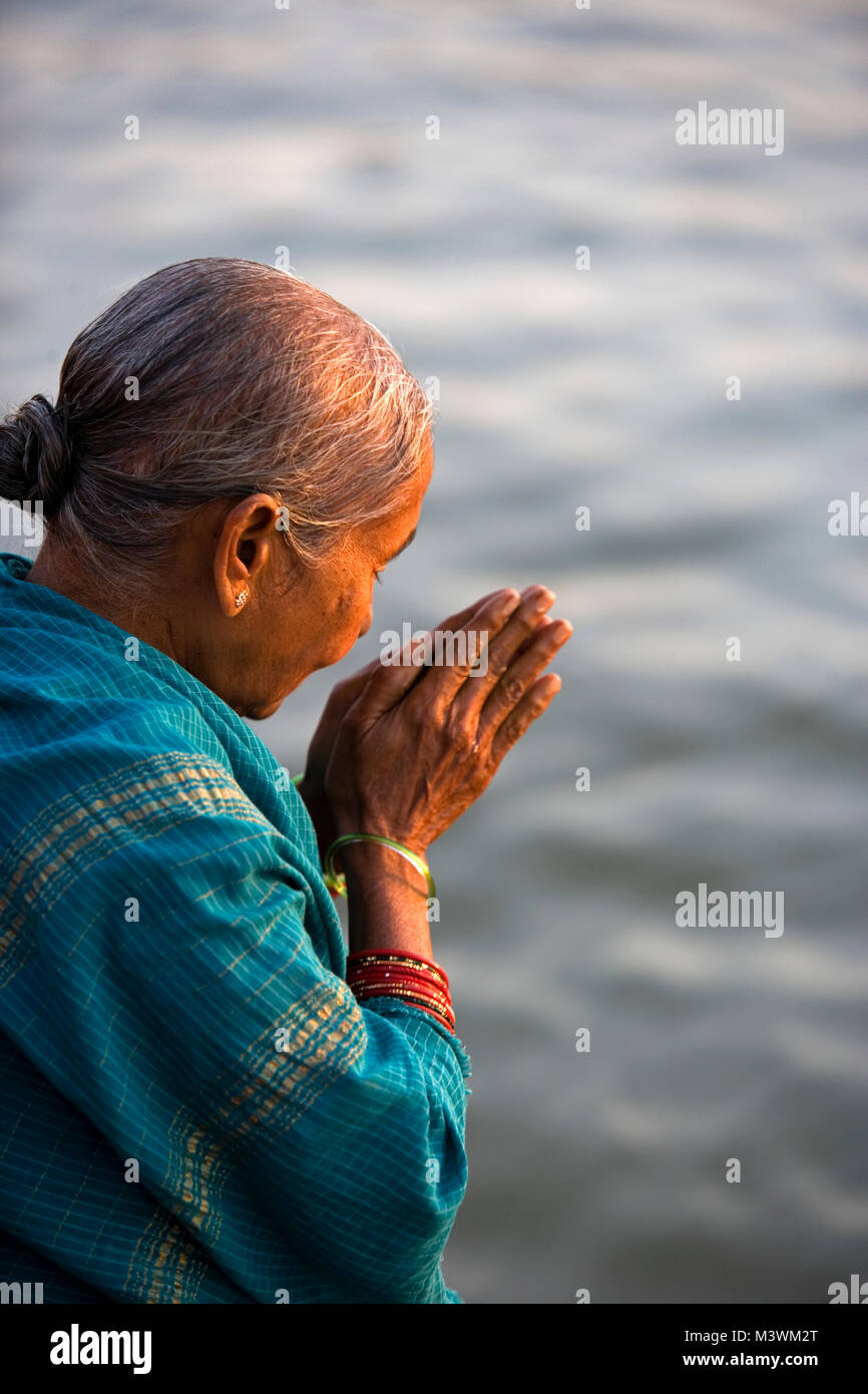 L'Inde. Varanasi (Bénarès). Les Ghats. Pèlerins hindous l'adoration et de laver leurs péchés dans le Gange. Banque D'Images
