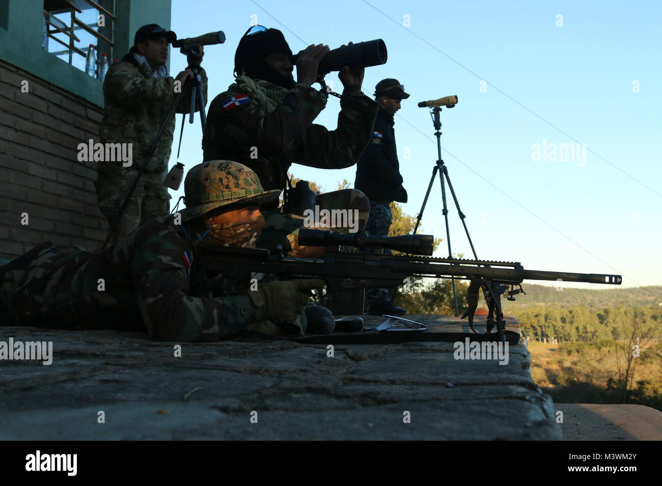 Un concurrent dominicaine numérise l'éventail de cibles sur son fusil de sniper 19 juillet 2017 au cours de Fuerzas Comando à Paraguari, au Paraguay. Le terrain activité exigeait une équipe carabine de deux hommes à frapper 10 des objectifs à long terme. Le concours est d'aider les pays concurrents d'apprendre de nouvelles tactiques pour favoriser la sécurité régionale. (U.S. Photo de l'armée par la CPS. Elizabeth Williams/libérés) 170717-Z-PZ326-004 par ussouthcom Banque D'Images