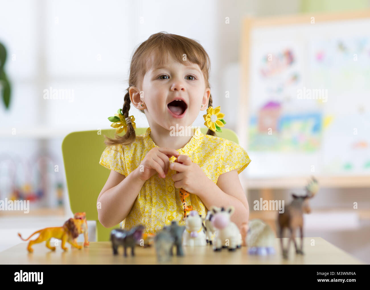 Happy little toddler joue chevaliers à la maison ou service de garderie Banque D'Images