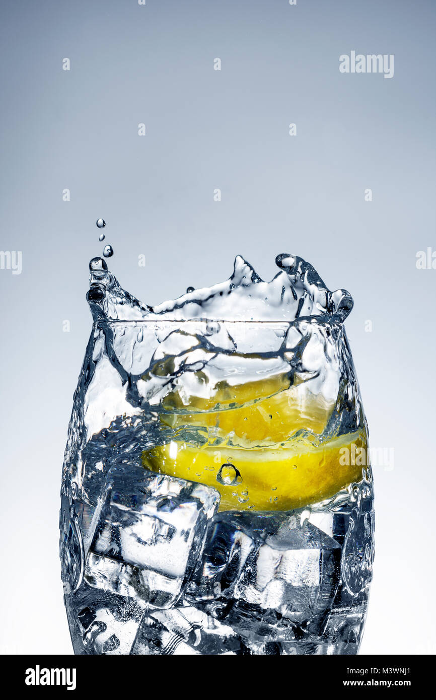 Tranche de citron dans un verre d'eau. Banque D'Images