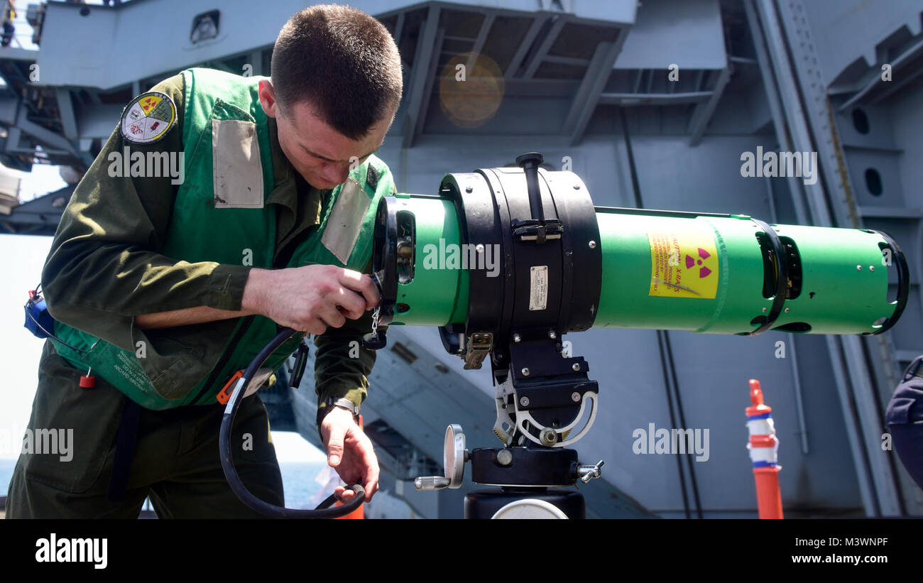 Le Golfe Arabique (Aug. 11, 2017) Le sergent du Corps des Marines des États-Unis. Vylonis chrétienne, de Virginia Beach, en Virginie, prépare un appareil à rayons x pour s'assurer un patch sur un stabilisateur d'un F/A-18E Super Hornet a été collé avec succès à bord du porte-avions USS Nimitz (CVN 68), le 11 août 2017, dans le golfe Arabo-Persique. Nimitz est déployée dans la 5e flotte américaine zone d'opérations dans le cadre de l'opération inhérents résoudre. Alors que dans cette région, le navire et d'attaque mènent des opérations de sécurité maritime pour rassurer les alliés et les partenaires, de préserver la liberté de navigation, et de maintenir la libre circulation du commerce. (U.S. Banque D'Images