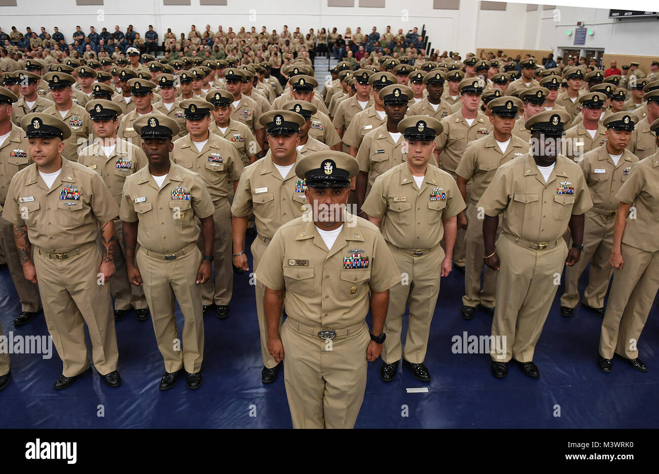 170922-N-UK306-025 MAYPORT, Floride (sept. 22, 2017) Les membres de la station navale de Mayport Mess du chef au garde à vous lors d'un premier maître de cérémonie l'épinglage à la base de sport. (U.S. Photo par marine Spécialiste de la communication de masse 2e classe Timothy Schumaker) Parution/170922-N-UK306-025 par conservateur Photographie Banque D'Images