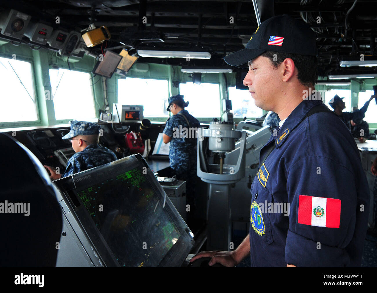 121016-N-ZE938-125 MER DES CARAÏBES (oct. 16, 2012) Le lieutenant Paolo Camogliano, un officier de marine affecté à l'Escadron de destroyers américains de destroyers (40), examine un écran radar de navigation tout en agissant en tant que dirigeant de la plate-forme à bord de la classe Oliver Hazard Perry frégate lance-missiles USS Underwood (FFG 36). Underwood est déployée sur les Caraïbes à l'appui de l'opération Martillo et 4ème flotte américaine a pour mission, dans le sud de Mer 2012. La Marine américaine est fiable, flexible et prêt à intervenir dans le monde entier sur, au-dessus, et en dessous de la mer. Inscrivez-vous à la conversation sur les médias sociaux à l'aide de # la guerre. (U.S. Ma photo de la marine Banque D'Images