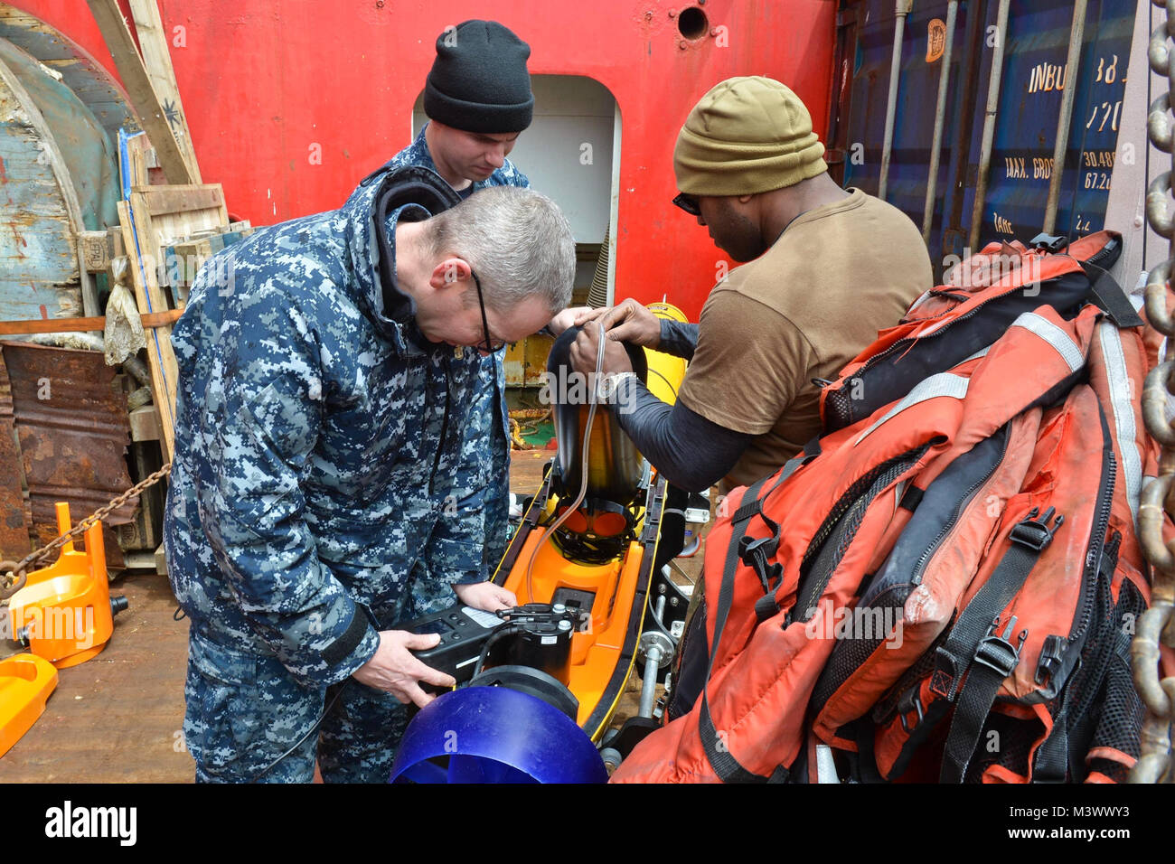 171122-N-TW634-069 OCÉAN ATLANTIQUE (nov. 22, 2017) Technicien en conduite de tir 1ère classe Alvin Miller, droite, chef technicien en conduite de tir Brian Vinella, en haut à gauche, et chef de la navigation sous-marine (technicien en électronique) Casey Smith, en bas à gauche, tous les véhicules sous-marins sans pilote affecté au 1er Escadron (UUVRON 1), effectuer la maintenance d'un thon-12D, un véhicule sous-marin sans pilote, à bord du navire de soutien de la construction norvégien Skandi Patagonie. Commande de sauvetage sous-marin de la Marine américaine, la seule unité de sauvetage de sous-marins, et les membres de l'UUVRON 1 sont mobilisés pour soutenir la recherche du gouvernement argentin une Banque D'Images