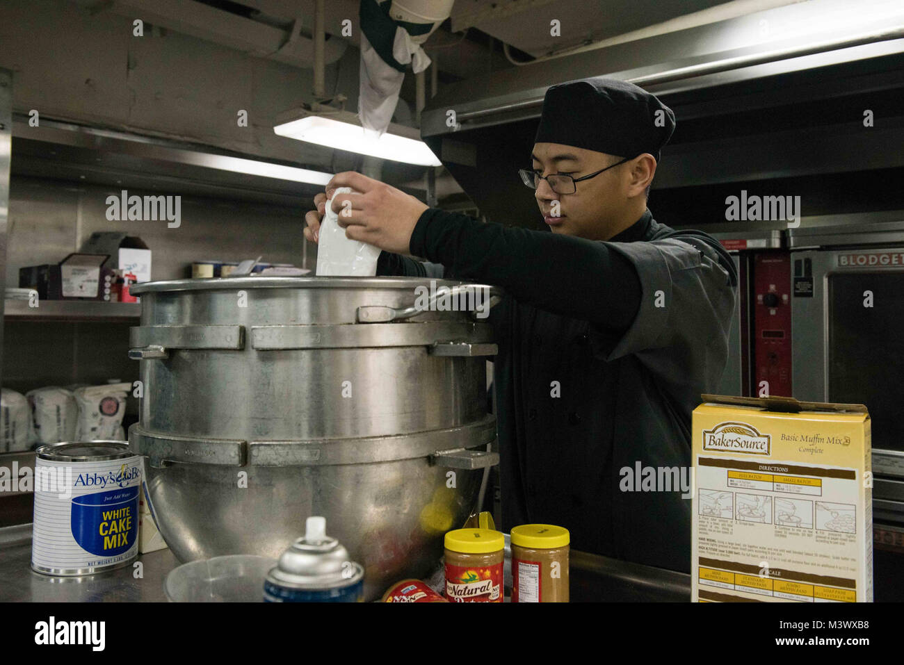 171206-N-UH661-014 Bremerton, dans l'État (déc. 6, 2017) 3ème classe spécialiste culinaire Lieu Brandon, de Lakeland, Floride, prépare le glaçage à gâteau dans la cuisine à bord du USS JOHN C. STENNIS (CVN 74). John C. Stennis est à port effectuant un exercice de routine en tant qu'il continue la préparation de son prochain déploiement. (U.S. Photo par marine Spécialiste de la communication de masse 3 classe Mike Pernick/libérés) 171206-N-UH661-014 par Naval Base Kitsap (NBK) Banque D'Images