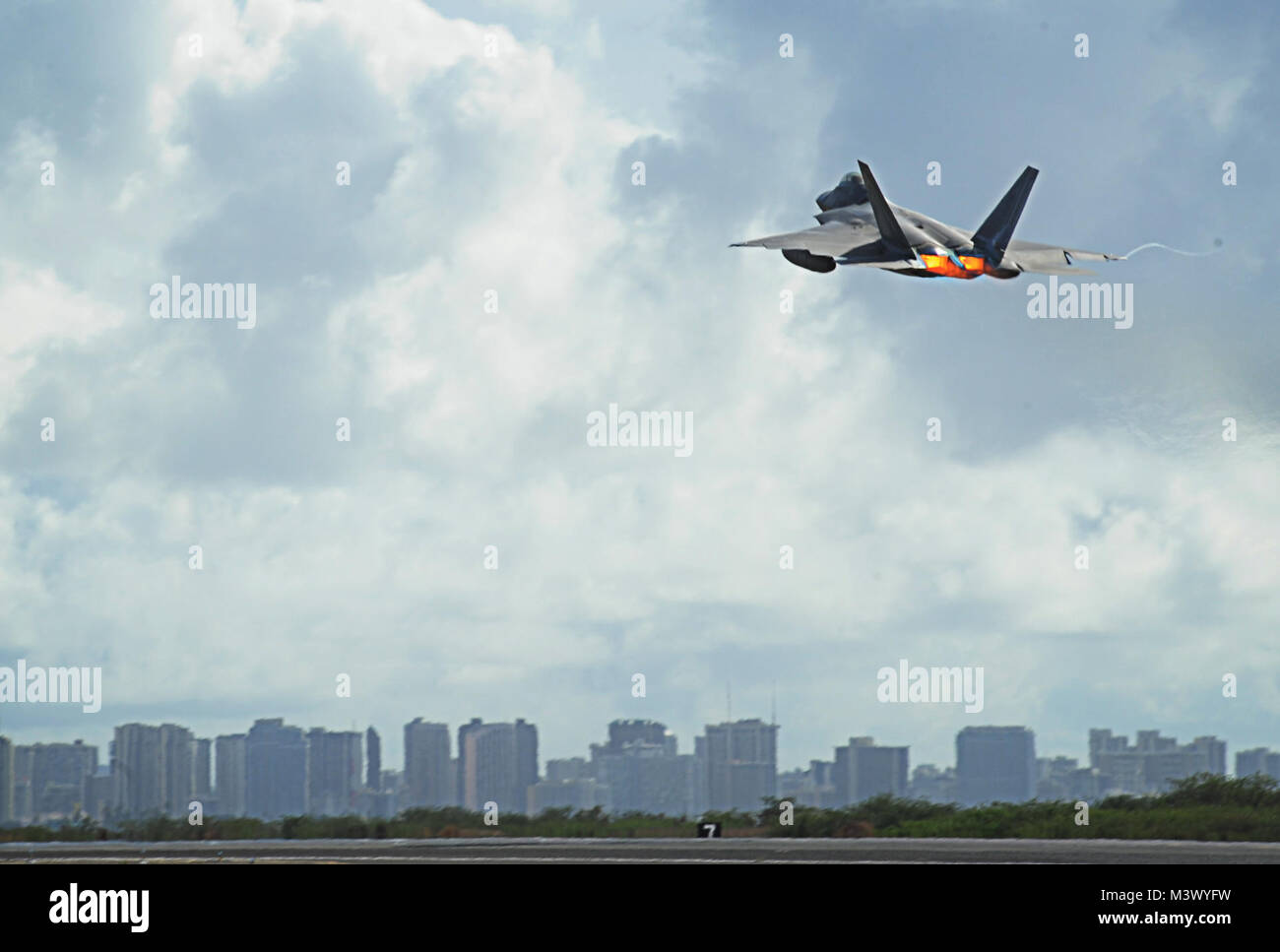 Un F-22 Raptor décolle d'une base commune Pearl Harbor-Hickam, New York, au cours d'une capacité opérationnelle initiale (COI) la certification. Le 199e Escadron de chasse de l'Hawaii Air National Guard a F-22 basés à Hickam qui sont en état d'alerte constante pour effectuer des missions d'interdiction aérienne en collaboration avec le 169e Escadron de défense aérienne, qui surveille l'espace aérien autour des îles Hawaï à partir de leur installation à Wheeler Army Airfield sur Oahu. (U.S. Air Force photo/Senior Airman Lauren principale) 779701 par AirmanMagazine Banque D'Images