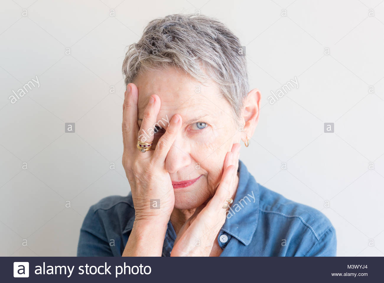 Belle Femme Plus âgée Avec De Courts Cheveux Gris Et Les