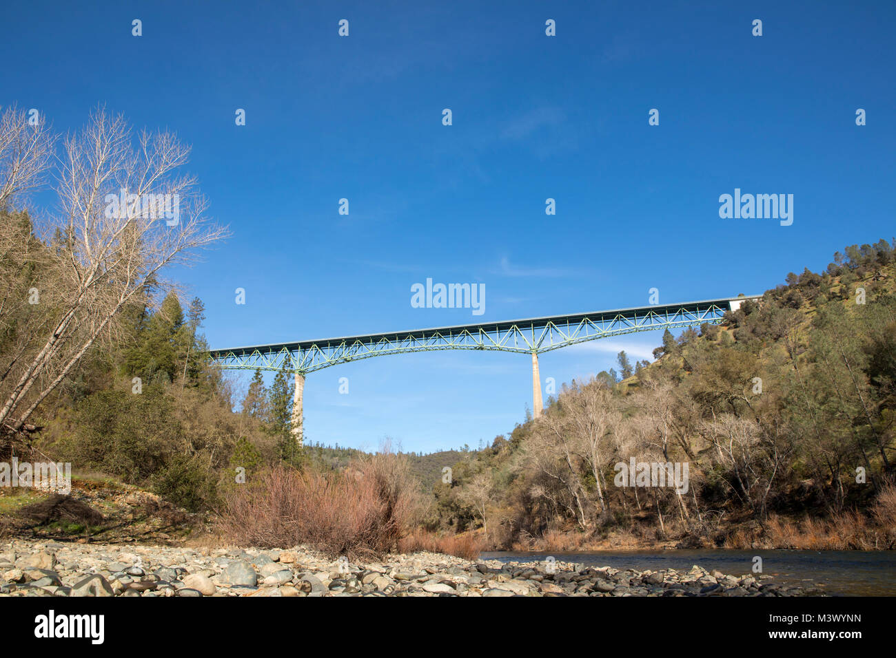 Foresthill pont sur l'American River à Auburn en Californie. Au début du printemps bleu clair jour montrant le détail de cette impressionnante structure plus de 700 pieds. Banque D'Images