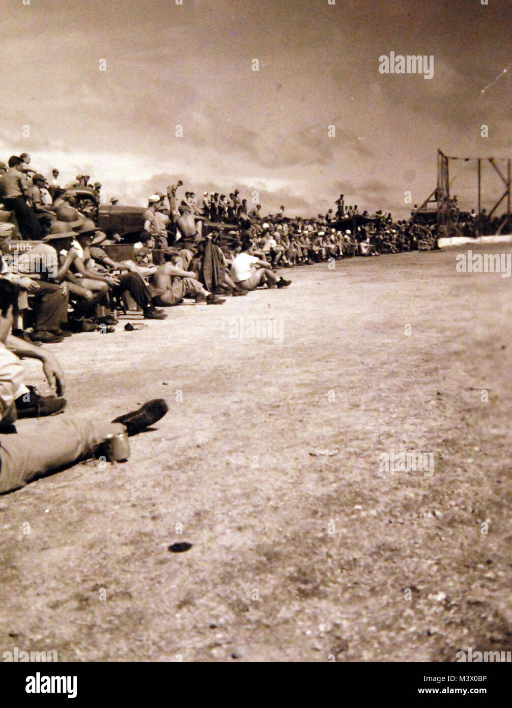 80-G-316404 : Naval Air Base, Roi-Namur Island, le 23 novembre 1944. "All Star Baseball jeu" qui a eu lieu sur l'île. Photographie de la Marine américaine officielle, aujourd'hui dans les collections des Archives nationales. (2018/01/31). 80-G-316404 o  39299410114 Banque D'Images