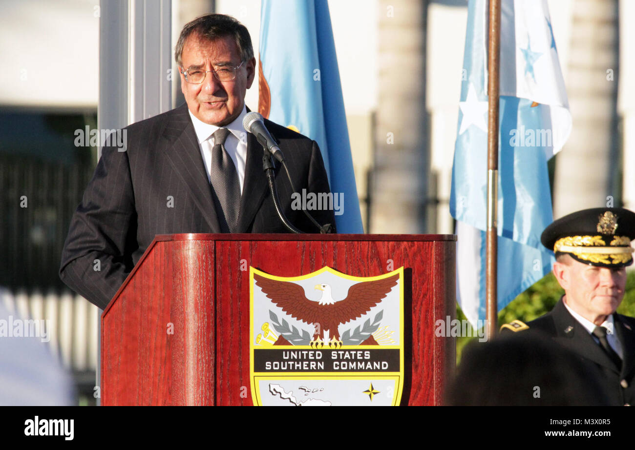 MIAMI (nov. 19, 2012) - Le secrétaire à la défense, Leon E. Panetta, prend la parole lors du U.S. Southern Command (SOUTHCOM) Cérémonie de passation de commandement. Marine Corps, le général John F. Kelly a pris le commandement de SOUTHCOM, élimination Air Force le général Douglas M. Fraser. (Photo par Arthur McQueen, US Army Garrison-Miami Affaires publiques) 191112-A-VI349-002 par ussouthcom Banque D'Images