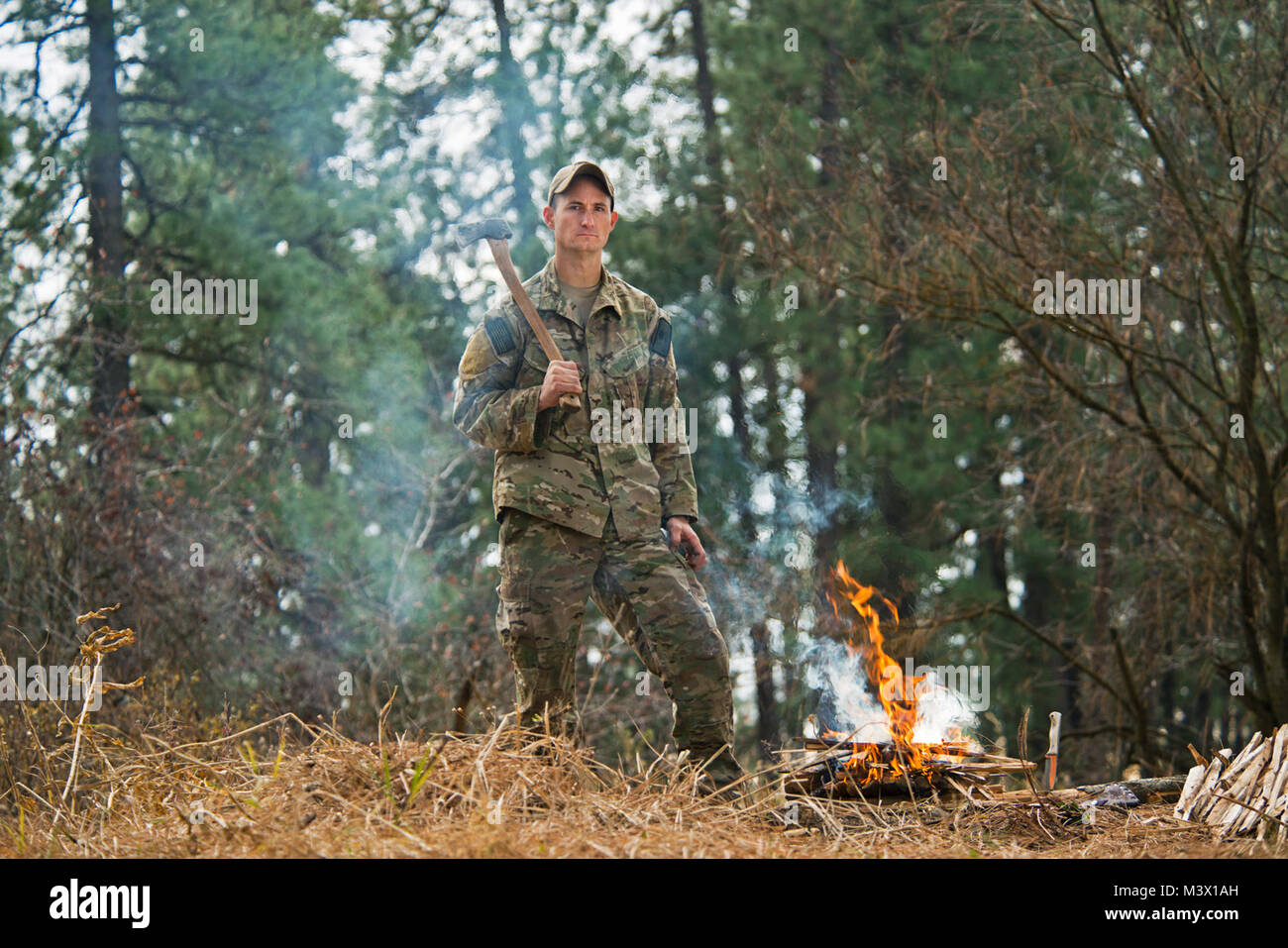 Joseph Senior Airman Collett, survie, évasion, résistance et d'évasion, de l'instructeur à Fairchild Air Force Base, dans l'Collett utilise les médias sociaux pour enseigner les techniques SERE grâce à une vidéo en ligne. (U.S. Air Force photo/Tech. Le Sgt. Bennie J. Davis III) 131030-F-VY627-037 par AirmanMagazine Banque D'Images