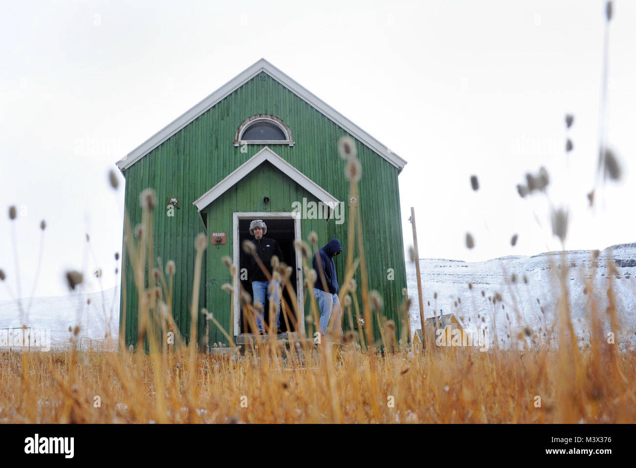 Le sergent-chef. Gerrad Mutton (à droite) et le Major Paul Contoveros quitter un camp de chasse à Dundas Village près de Thule AB. Le village est abandonné la plupart de l'année. (Ministère de la Défense photo/EJ Hersom) Thule010 par AirmanMagazine Banque D'Images