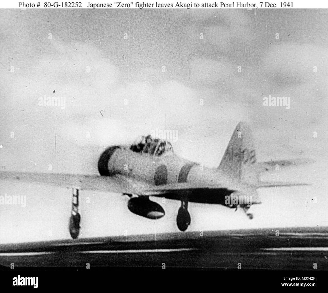 Un Marine japonaise Mitsubishi A6M2 Zéro Fighter (queue code A1-108) décolle du porte-avions Akagi, sur sa façon d'attaquer Pearl Harbor durant la matinée du 7 décembre 1941. L'appareil était piloté par PO2c Sakae Mori, 1er koku kantai, 1er koku sentai, et a volé avec la deuxième vague. Jap   Akagi-Pearl 0 feuilles par AirmanMagazine Harbour Banque D'Images