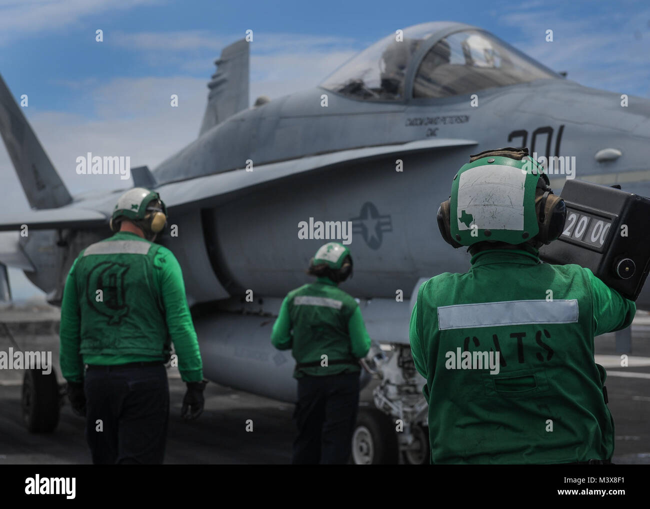 Océan Pacifique (Juillet 19, 2014) l'Aviation Boatswain's mates (équipement) préparer un F/A-18C Hornet affectés à l'diamants bleus de Strike Fighter Squadron (VFA) 146, pour lancer sur le pont du porte-avions USS Nimitz (CVN 68). Nimitz est actuellement en cours des qualifications de l'opérateur. (U.S. Photo par marine Spécialiste de la communication de masse 3 Classe Siobhana R. McEwen/libérés) 140719-N-MX772-226.jpg par l'USS NIMITZ (CVN 68) Banque D'Images