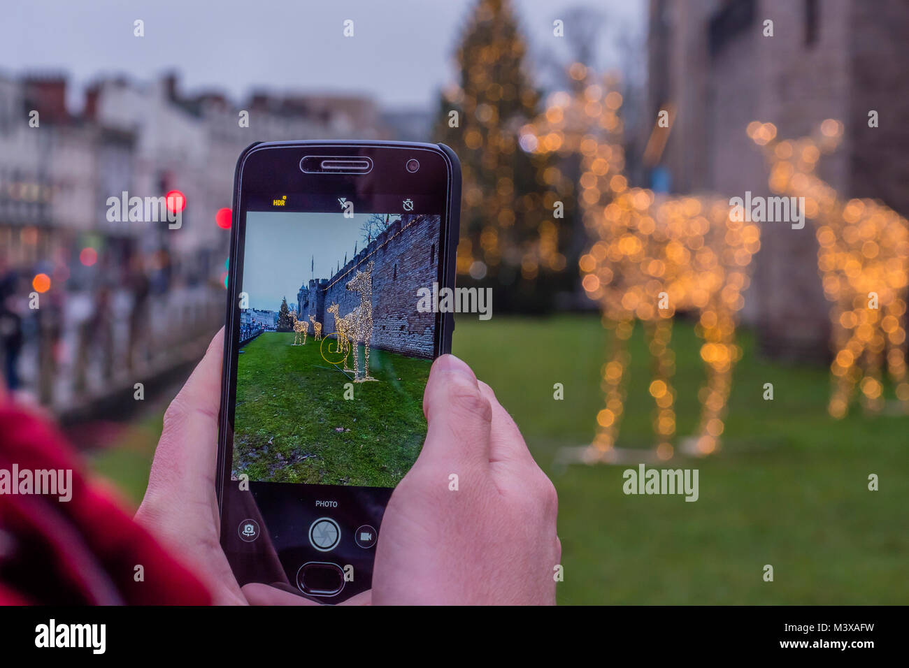 Prendre une photo des lumières de Noël décorant le château de Cardiff Cardiff pays de Galles Banque D'Images