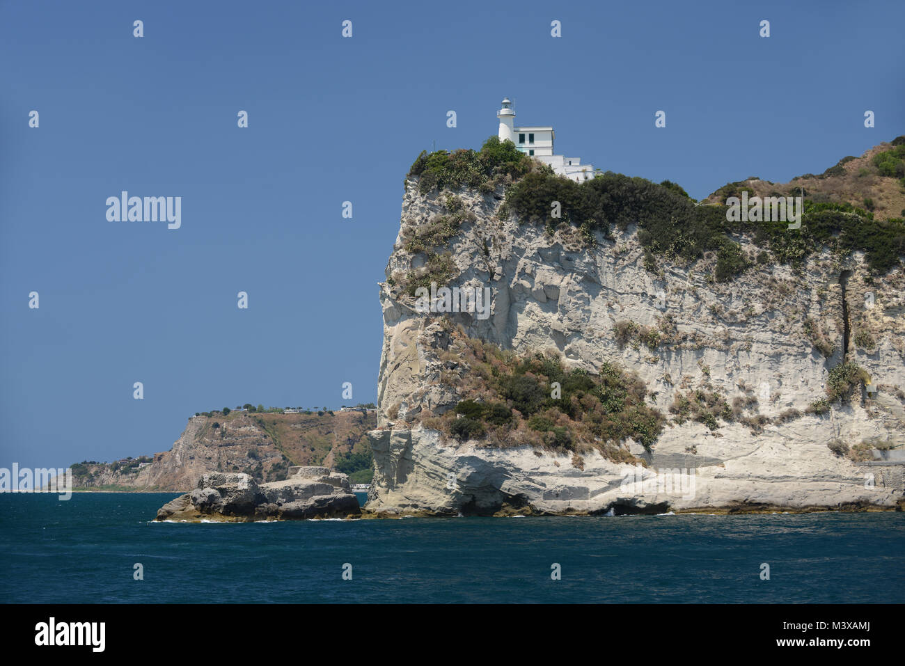 Phare de Capo Miseno, Golfe de Naples, Italie. Banque D'Images