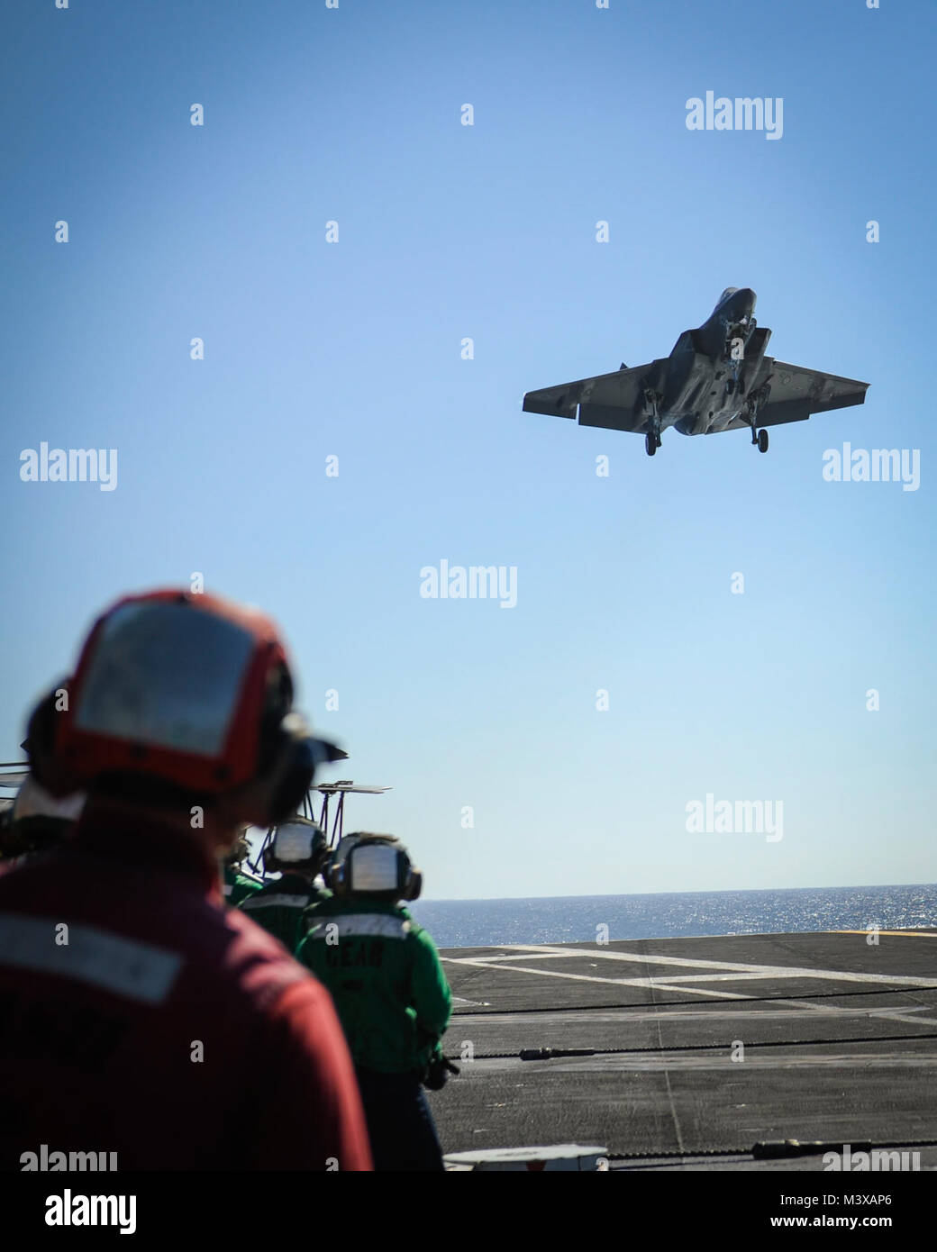 Océan Pacifique (nov. 3, 2014) Un F-35C Lightening II variante transporteur Joint Strike Fighter vole au-dessus du pont d'envol du porte-avions USS Nimitz (CVN 68). Nimitz est actuellement en cours d'exercices d'entraînement de routine. (U.S. Photo par marine Spécialiste de la communication de masse 3 Classe Aiyana S. Paschal/libérés) 141103-N-WM477-100.jpg par l'USS NIMITZ (CVN 68) Banque D'Images