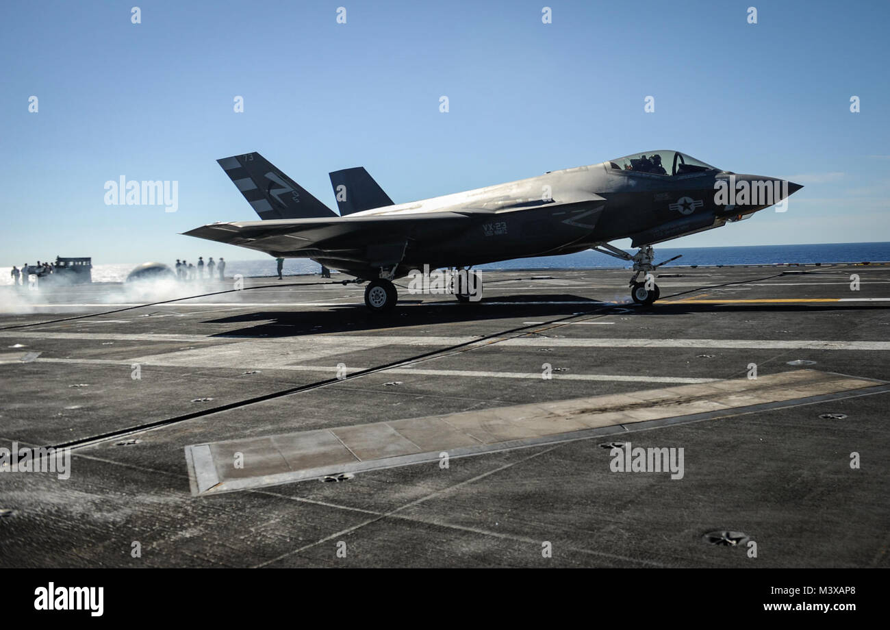 Océan Pacifique (nov. 3, 2014) Un F-35C Lightening II variante transporteur Joint Strike Fighter effectue son premier arrêté à l'atterrissage à bord du porte-avions USS Nimitz (CVN 68). Nimitz est actuellement en cours d'exercices d'entraînement de routine. (U.S. Photo par marine Spécialiste de la communication de masse 3 Classe Aiyana S. Paschal/libérés) 141103-N-WM477-139.jpg par l'USS NIMITZ (CVN 68) Banque D'Images