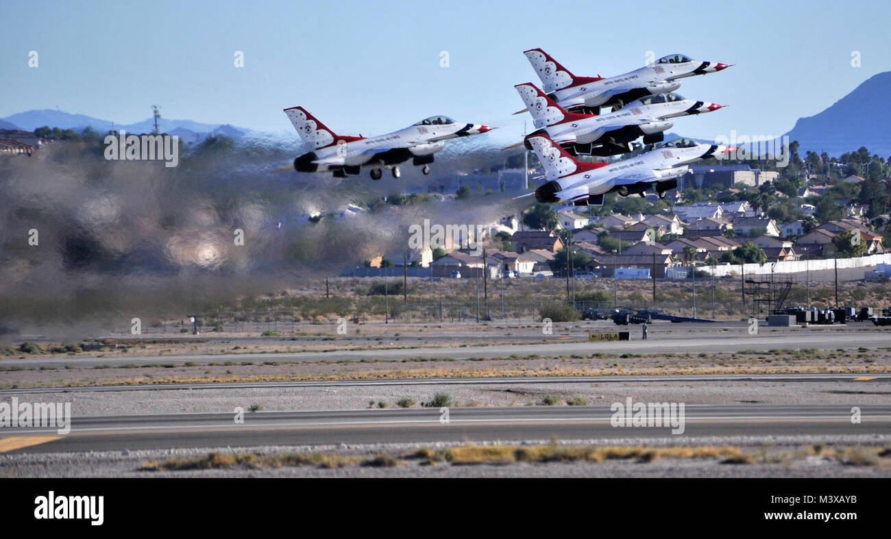 L'US Air Force Thunderbirds de l'équipe de démonstration aérienne décolle pour leur performance 8 novembre 2014, au cours d'une journée portes ouvertes à la base aérienne de Nellis, Nevada, les deux jours de portes ouvertes les représentations à partir des aéronefs comme le P-51 Mustang et les avions modernes tels que le F-22 Raptor. (U.S. Air Force photo/Navigant de première classe, Christian Clausen) 141108-F-YX485-152 Banque D'Images