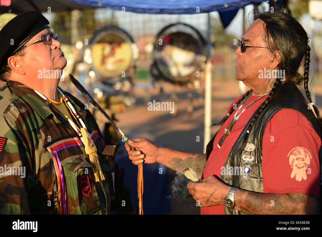 141108-D-FW736-024 -- United States Marine Corps à partir de l'ancien combattant Antonio Quezada tribu apache White Mountain, reçoit de purification spirituelle et la prière de l'Association des anciens combattants autochtones américaines conseiller spirituel et Sun Walker, Tony Littlehawk, membre de la tribu cherokee et d'un vétéran du Vietnam, l'Armée de Marshall, Texas. La purification, une purification spirituelle, a eu lieu au cours de la Native American Veterans Association des anciens combattants et de l'appréciation annuelle de la Journée du patrimoine de Pow Wow Porte Sud, Californie, Novembre 8 et 9 novembre. Plus de 4 000 personnes représentées leurs tribus et leurs milita Banque D'Images