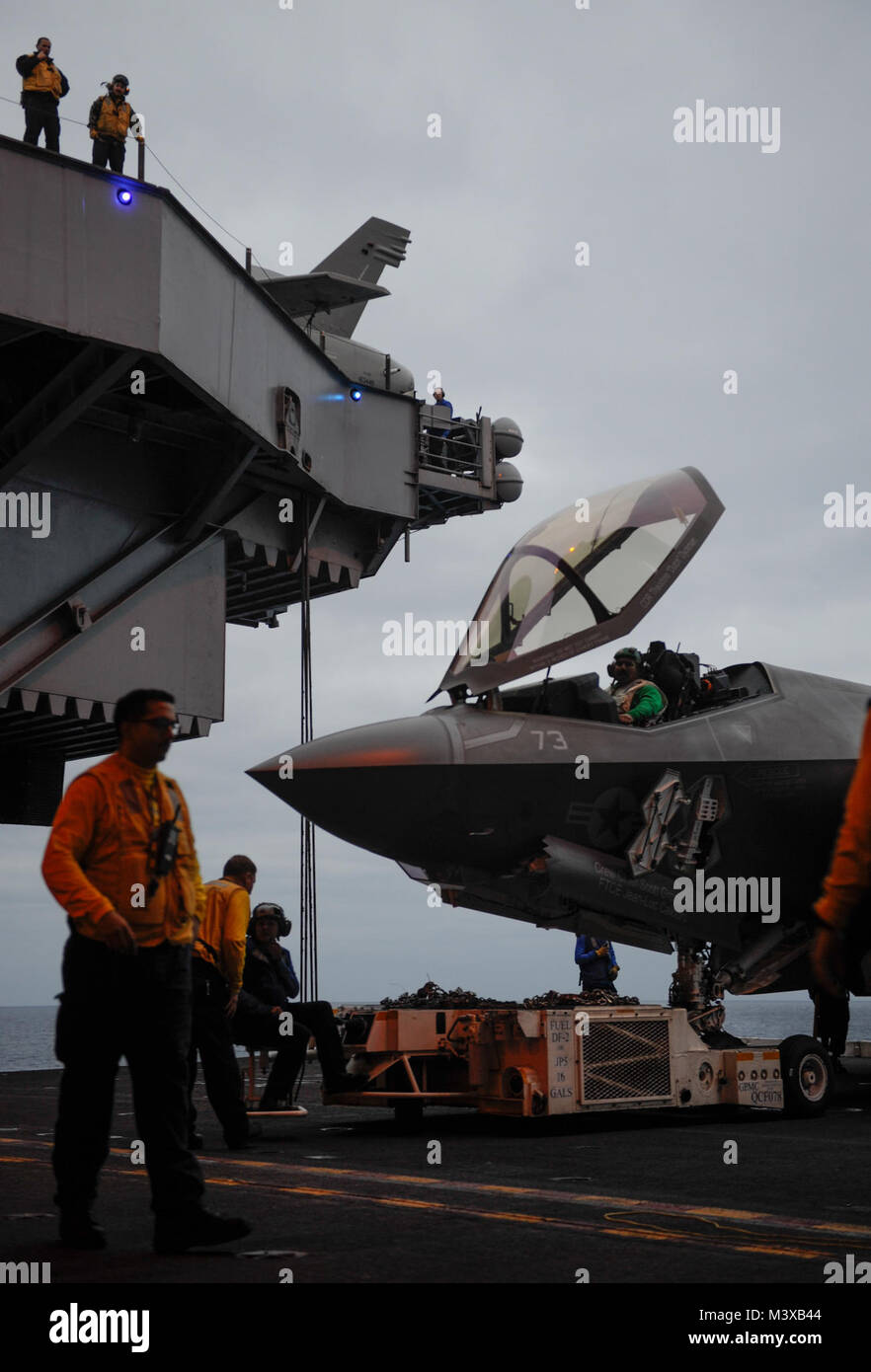 Océan Pacifique (nov. 11, 2014) marins déplacer un F-35C Lightning II Joint Strike Fighter variante transporteur dans la zone du porte-avions USS Nimitz (CVN 68). Le F-35 Lightning II Pax River Test Force intégrée de test à l'air et de l'évaluation (l'Escadron VX) 23 est en ce moment à mener les premières essais en mer à bord du Nimitz. (U.S. Photo par marine Spécialiste de la communication de masse 3 Classe Aiyana S. Paschal) 141110-N-WM477-046.jpg par l'USS NIMITZ (CVN 68) Banque D'Images