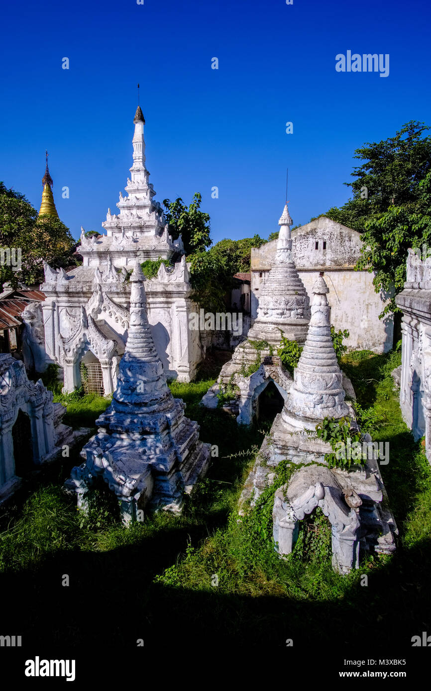 Vieilles pagodes en ruines dans les environs de la Pagode Mahamuni Banque D'Images