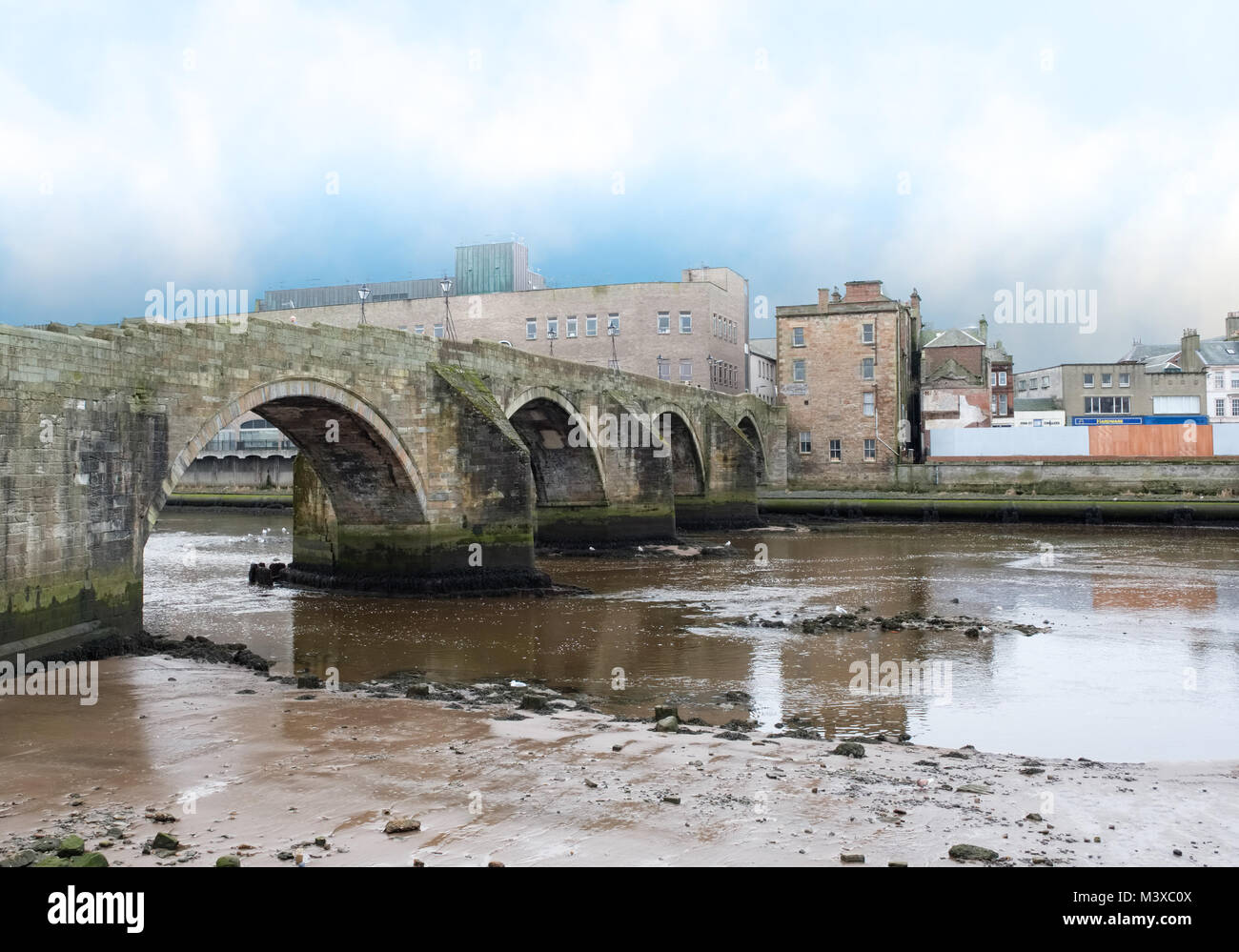 L'Auld Brigg ou pont menant à centre-ville d'Ayr, qui est au cœur de te brûle, un célèbre poète écossais et le poète national. Banque D'Images
