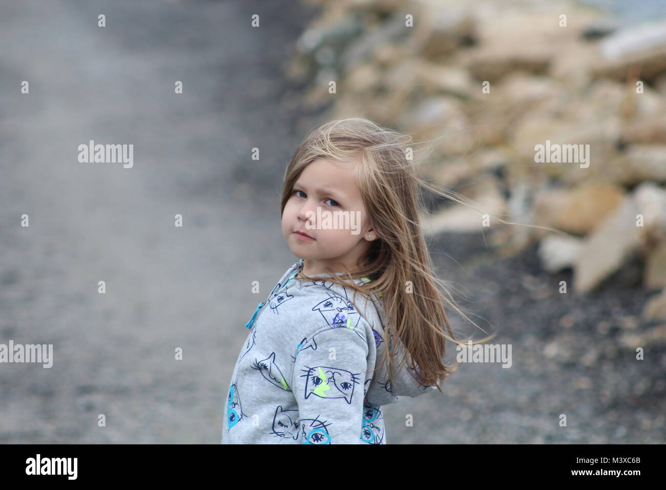 Petite-fille de 5 ans un jour de pluie sur le chemin de la plage en Virginie Banque D'Images