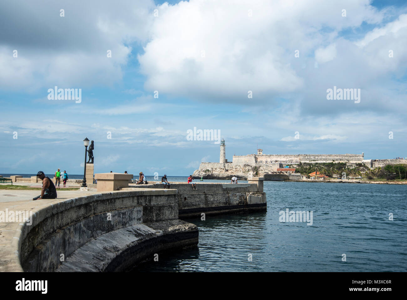 Malecon de La Havane avec Morro Castle dans l'arrière-plan Banque D'Images