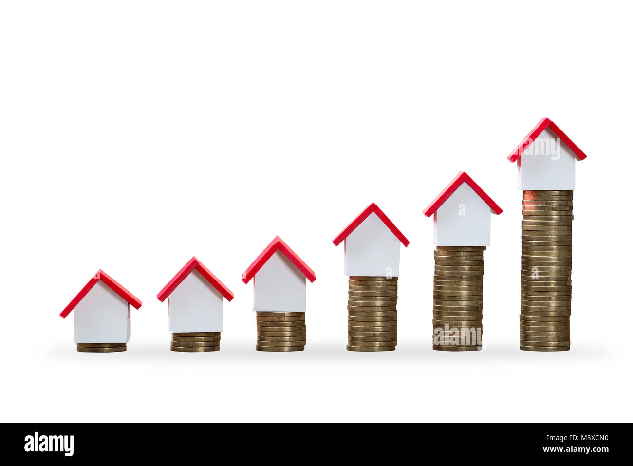 Modèles de maison sur le dessus de l'augmentation des pièces empilées sur fond blanc Banque D'Images