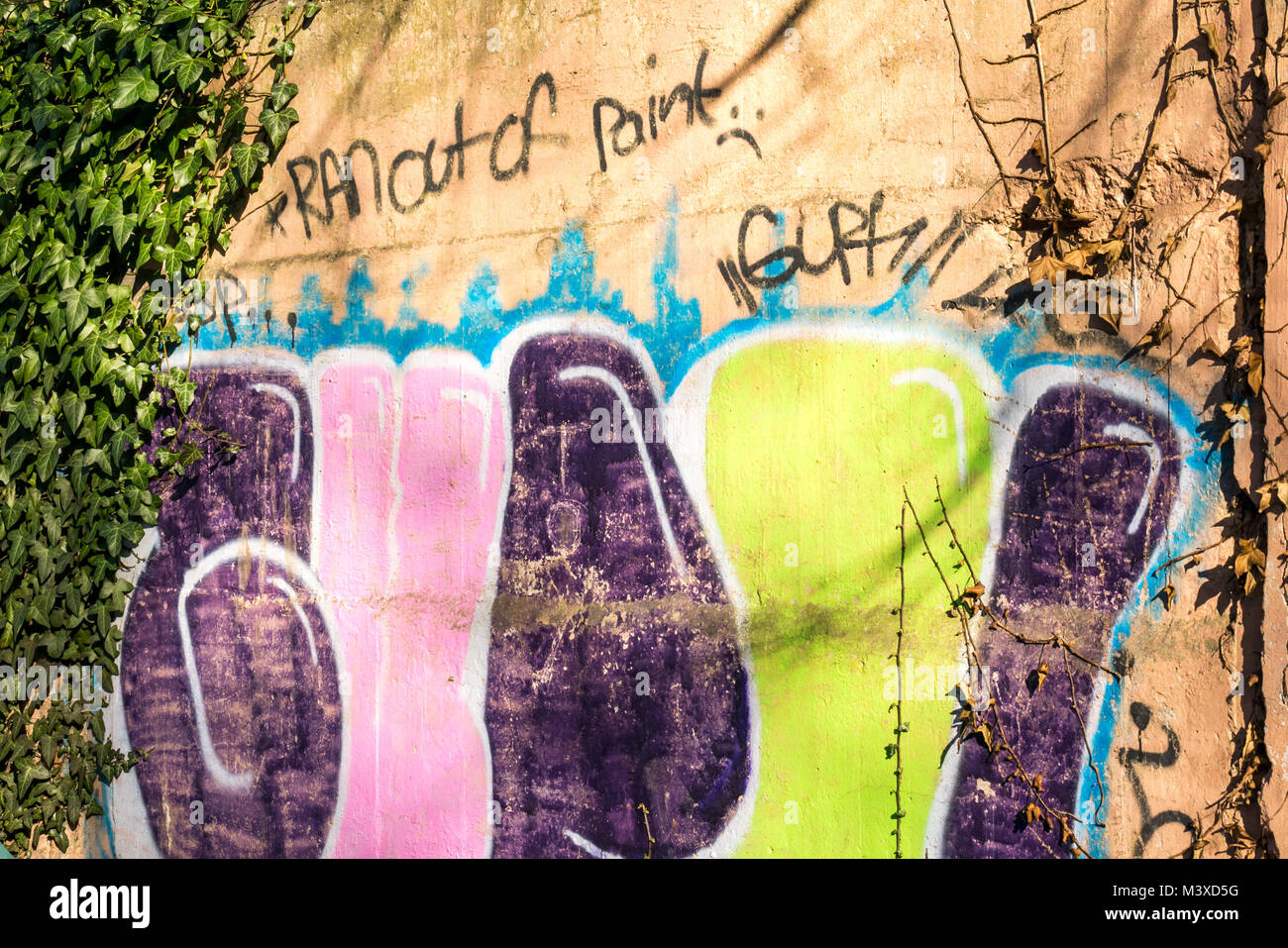 Graffiti peint à la bombe sur le mur, qui se lit à court de peinture, Ecosse, Royaume-Uni Banque D'Images