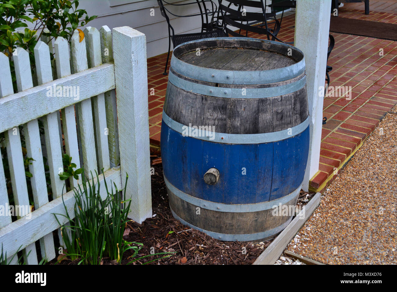 Vieux whiskey barrel sur le patio dans Williamsburg, VA Banque D'Images