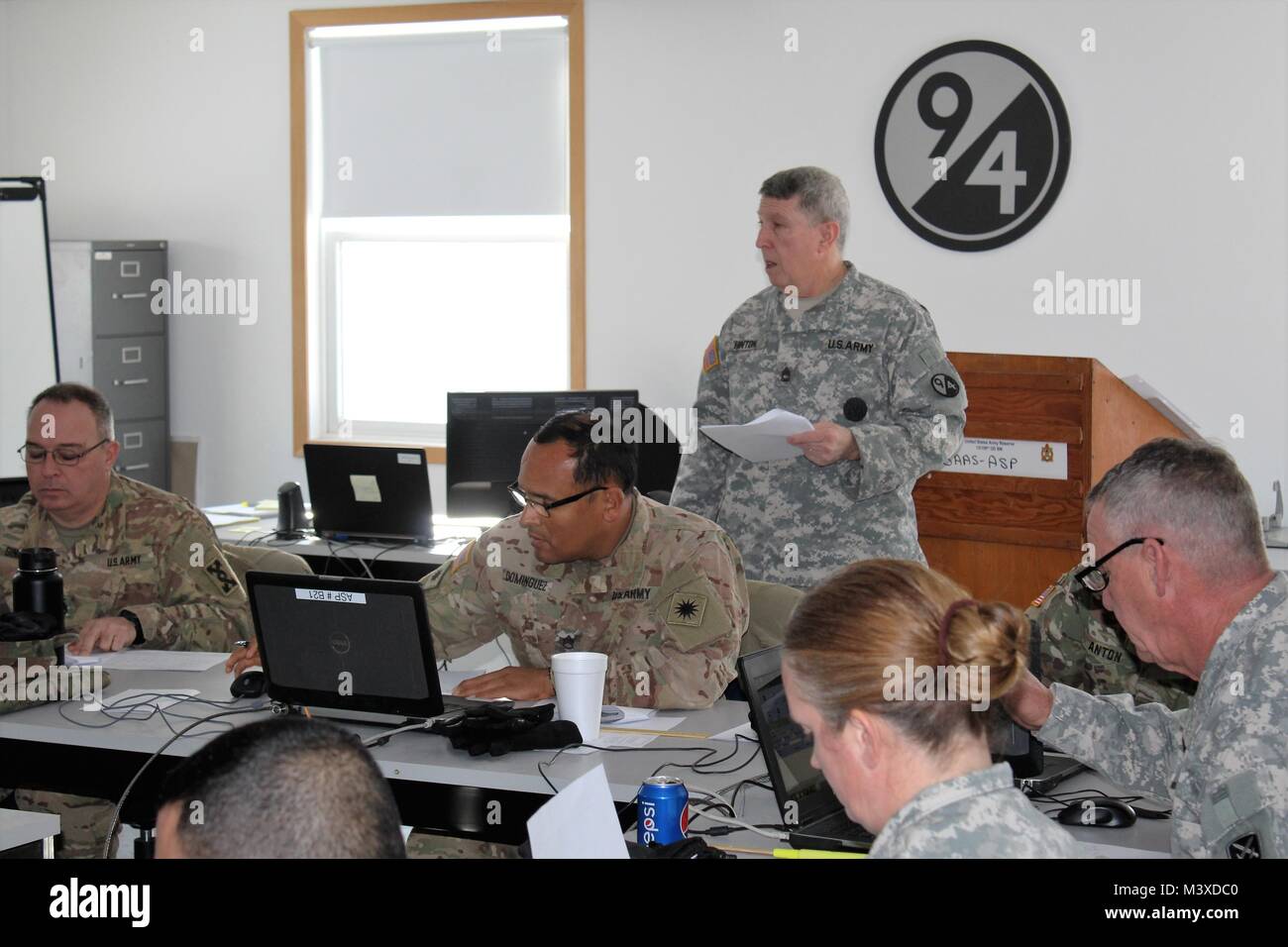 Le sergent instructeur. 1ère classe avec Lester Hinton au 13e bataillon du 100e Régiment enseigne aux étudiants dans le cours avancé 89B le 16 janvier 2018, à Fort McCoy, Wisconsin (Etats-Unis), la 13e, 100e est un bataillon d'artillerie qui offre de la formation et du soutien à la formation des soldats dans les spécialités professionnelles militaires - maintenance (MOS) série. L'unité, aligné sous la 3e Brigade, 94e Division du 80e commandement de l'instruction, a été de Fort McCoy depuis environ 1995. (U.S. Photo de l'Armée de Scott T. Sturkol, Public Affairs Office, Fort McCoy, Wisconsin) Banque D'Images