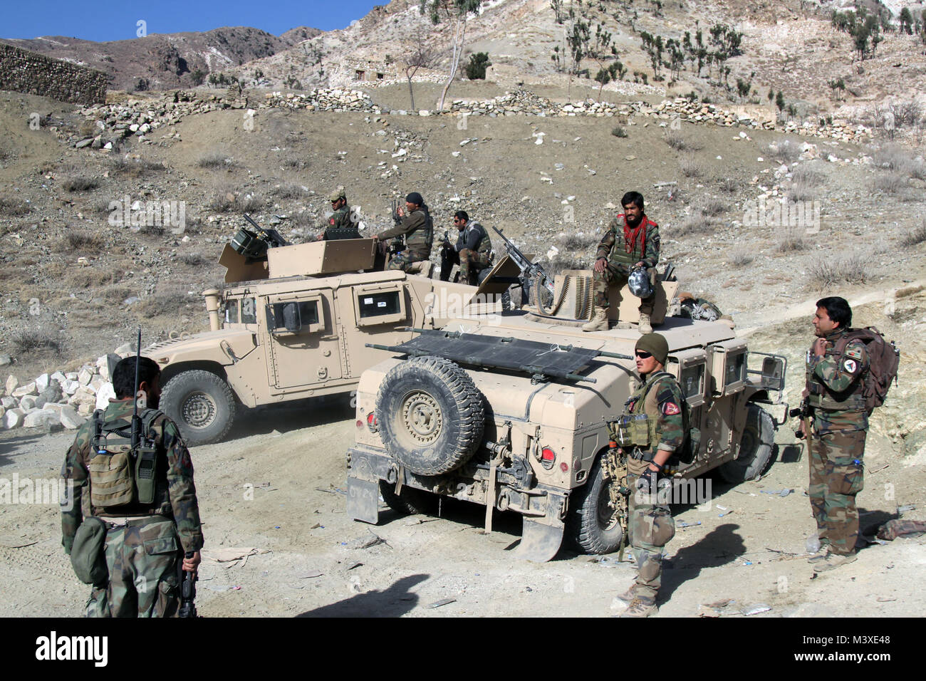 Les Commandos afghans se préparent à mener des opérations de dégagement dans la vallée de Mohmand, province de Nangarhar, Afghanistan, le 2 février 2018. L'Armée nationale afghane est la vallée de compensation d'ISIS-K fighters afin que les civils peuvent récupérer leurs maisons et terres agricoles. (U.S. Photo de l'armée par la CPS. Jacob Krone) Banque D'Images