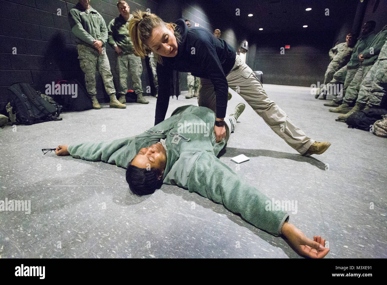 Ana Nichols, à genoux, instructeur soins tactiques au combat avec l'Armée de l'air 421e Escadron d'entraînement au combat, United States Air Force aérienne expéditionnaire Centre, montre comment arrêter le saignement d'artère fémorale sur un aviateur au New Jersey Army National Guard's formation conjointe et le développement de la formation de base commune au Centre McGuire-Dix-Lakehurst, N.J., le 2 février 2018. Les aviateurs sont étudiants à l'expéditionnaire Centre. La Garde nationale (New Jersey photo par Mark C. Olsen) Banque D'Images Ana Nichols, à genoux, instructeur soins tactiques au combat avec l'Armée de l'air 421e Escadron d'entraînement au combat, United States Air Force aérienne expéditionnaire Centre, montre comment arrêter le saignement d'artère fémorale sur un aviateur au New Jersey Army National Guard's formation conjointe et le développement de la formation de base commune au Centre McGuire-Dix-Lakehurst, N.J., le 2 février 2018. Les aviateurs sont étudiants à l'expéditionnaire Centre. La Garde nationale (New Jersey photo par Mark C. Olsen) Banque D'Images