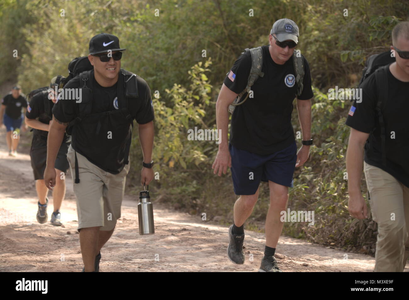 Le colonel de l'armée américaine Keith McKinley, Joint Task Force-commandant Bravo, randonnées trois milles jusqu'à Las Minitas, un village situé dans la région de Ajuterique, Comayagua, Honduras, Randonnée pédestre Chapelle-75 le samedi 3 février 2018. Les participants ont effectué un retour pack avec 25 livres de nourriture à donner à la population locale à Las Minitas. (U.S. Photo de l'armée par Martin Chahin) Banque D'Images