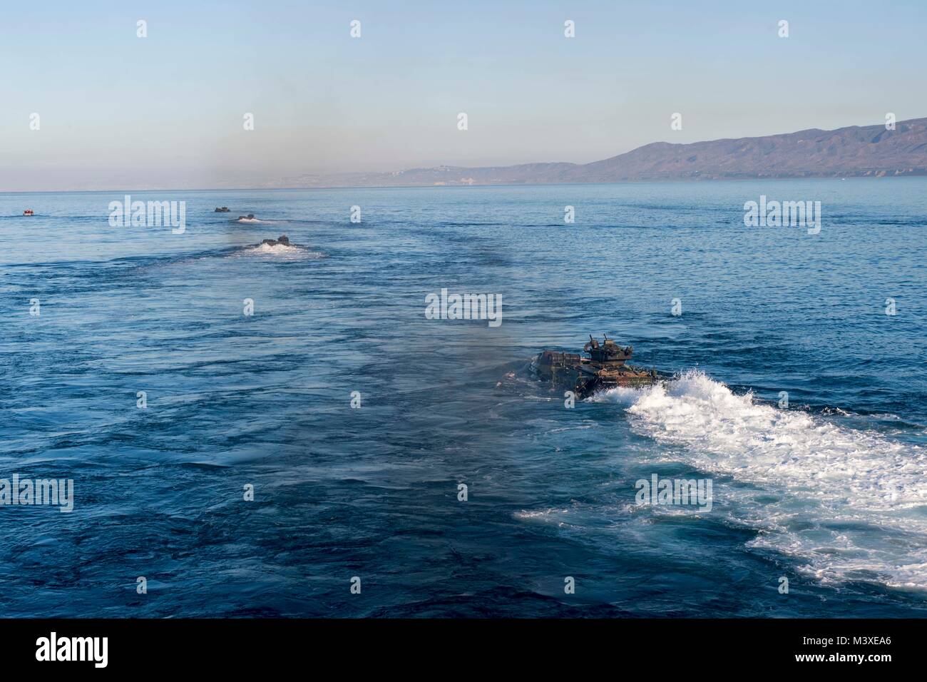 180203-N-GR847-067 OCÉAN PACIFIQUE (fév. 3, 2018) Voies de véhicules amphibie (AAV) partent de l'île de Whidbey-class landing ship dock USS Rushmore (LSD 47) main de fer au cours de 2018. Rushmore est en cours au large de la côte de Californie du Sud à l'appui de la partie de l'exercice amphibie. Iron Fist est un annuel, exercice d'entraînement amphibie bilatéral visant à améliorer le Corps des Marines des États-Unis et de l'autodéfense japonaise de planifier, de communiquer et de mener des opérations amphibies au peloton, compagnie du bataillon et niveaux. (U.S. Photo de la marine en masse Communicatio Banque D'Images