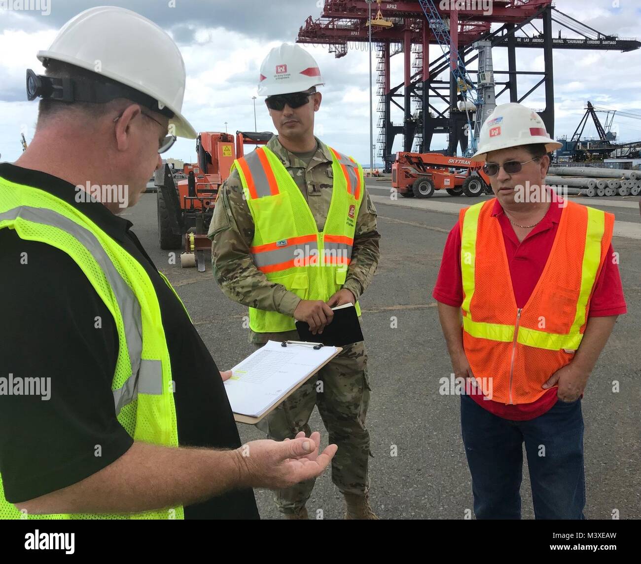 Ponce, Puerto Rico - Randy Crapps, 1er lieutenant Carlos Fabre et David Mullen de l'Army Corps of Engineers des États-Unis Task force de loi du rétablissement du courant électrique des matériaux Squad vérifiez les matériaux déjà commandés arrivent le 4 février dans le port de Ponce. Le projet de loi de matériaux d'exécution des ordres d'achat et de stocks tous les matériaux nécessaires à la restauration de l'alimentation mission à Porto Rico. USACE a reçu 28 864 Polonais et 2 488 kilomètres de fil conducteur à ce jour. Environ 7 526 617 kilomètres de poteaux et de fil conducteur sont prévues pour arriver dans les 14 jours à venir. (Photo de Robert USACE DeDeaux Affaires publiques) Banque D'Images