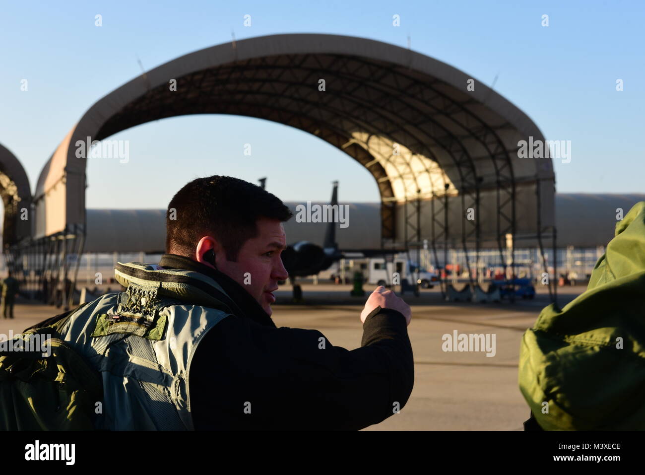 Le major Wade Maulsby, 334e Escadron de chasse, pilote et le 1er Lieutenant Mathew Clutts, 334FS Opérateur de systèmes d'armes, l'étape d'un F-15E Strike Eagle avant vol, le 5 février 2018, à Seymour Johnson Air Force Base, la Caroline du Nord. Maulsby est l'Air Combat Command prête-nom pour le Colonel James May Jabara Award pour discipline aéronautique. (U.S. Air Force photo par un membre de la 1re classe Kenneth Boyton) Banque D'Images