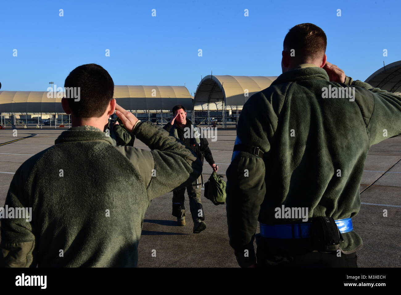 Le major Wade Maulsby, 334e Escadron de chasse, pilote et le 1er Lieutenant Mathew Clutts, 334FS Opérateur de systèmes d'armes, l'étape d'un F-15E Strike Eagle avant vol, le 5 février 2018, à Seymour Johnson Air Force Base, la Caroline du Nord. Maulsby est l'Air Combat Command prête-nom pour le Colonel James May Jabara Award pour discipline aéronautique. (U.S. Air Force photo par un membre de la 1re classe Kenneth Boyton) Banque D'Images
