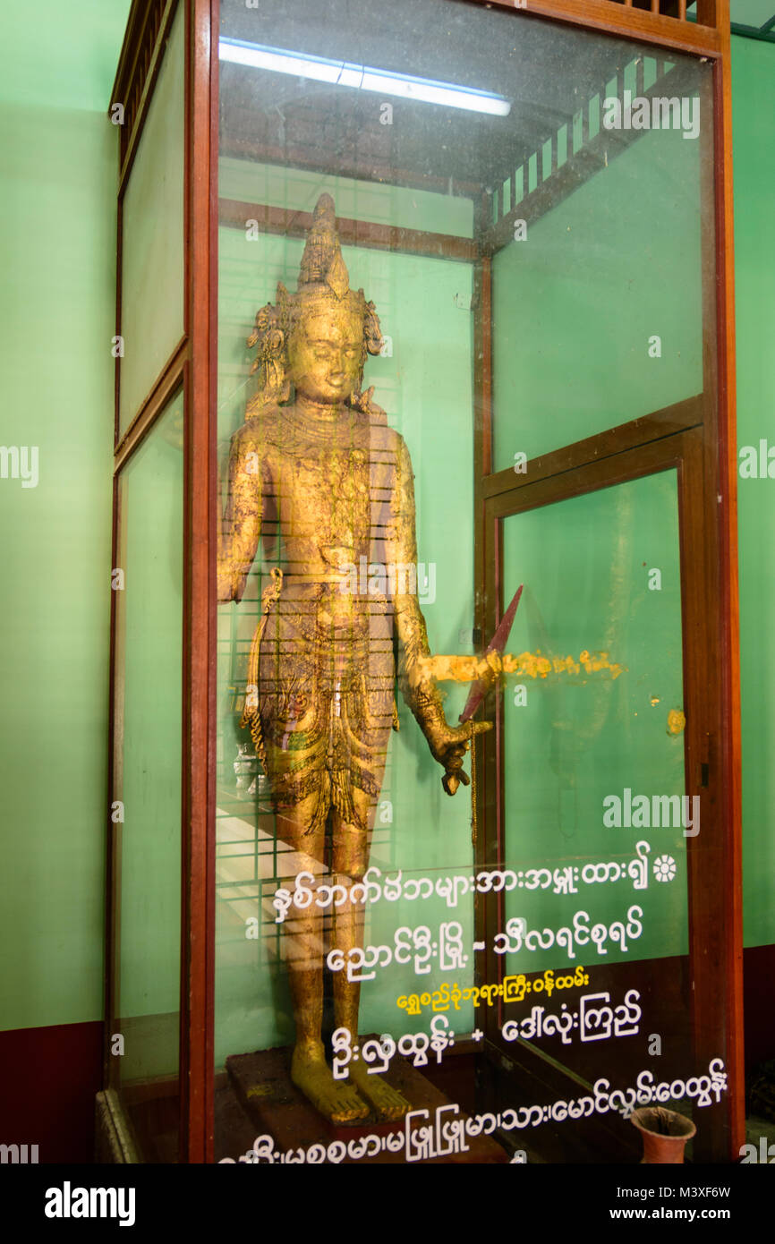 Bagan : Pagode Shwezigon, image de Thagyamin (roi de la tan), nat , région de Mandalay, Myanmar (Birmanie) Banque D'Images